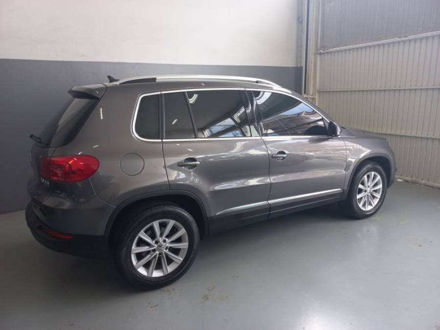 VOLKSWAGEN - TIGUAN - 2011/2012 - Cinza - R$ 61.000,00