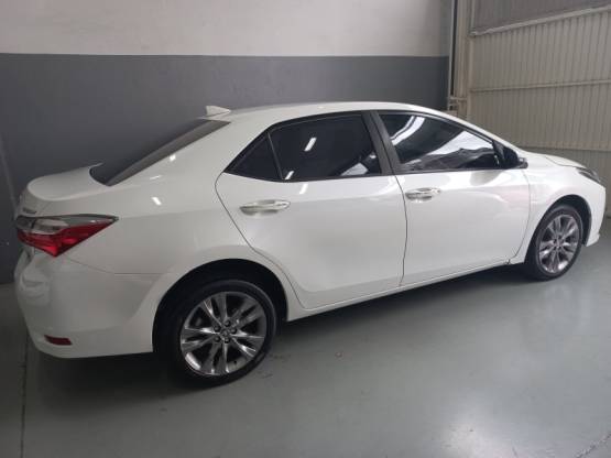 TOYOTA - COROLLA - 2017/2018 - Branca - R$ 99.900,00