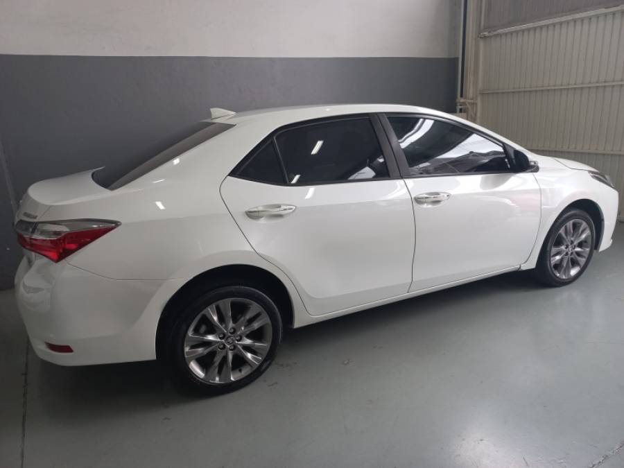 TOYOTA - COROLLA - 2017/2018 - Branca - R$ 99.900,00