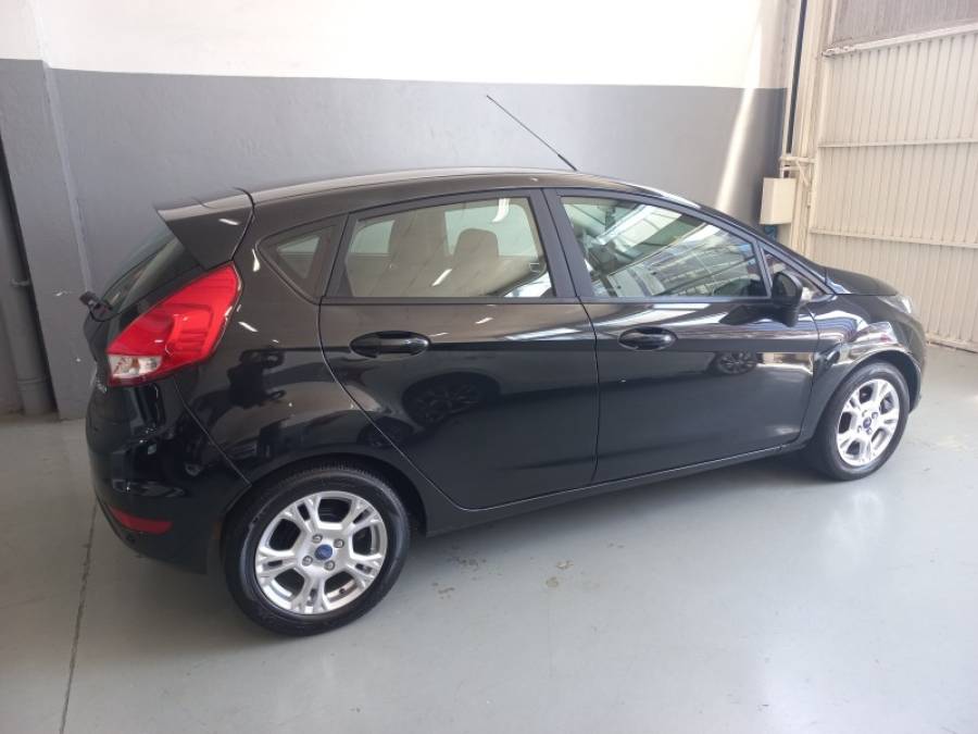 FORD - FIESTA - 2015/2016 - Preta - R$ 49.900,00