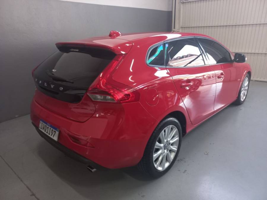 VOLVO - V40 - 2015/2015 - Vermelha - R$ 75.000,00