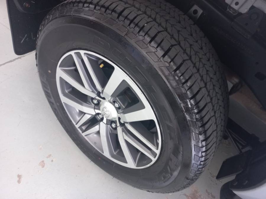 TOYOTA - HILUX - 2016/2016 - Cinza - R$ 179.000,00