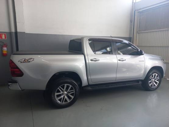 TOYOTA - HILUX - 2016/2016 - Cinza - R$ 179.000,00