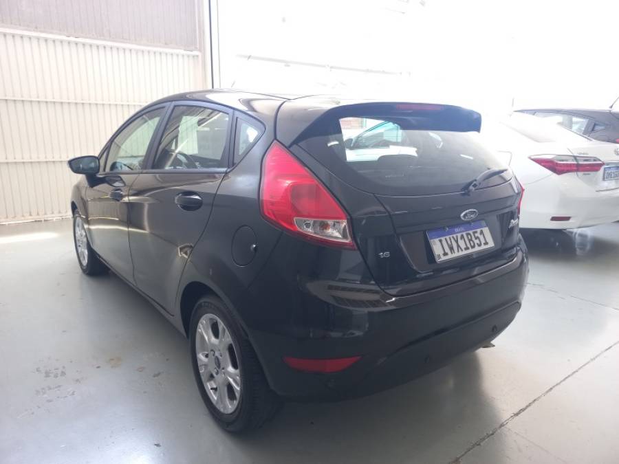 FORD - FIESTA - 2015/2016 - Preta - R$ 49.900,00