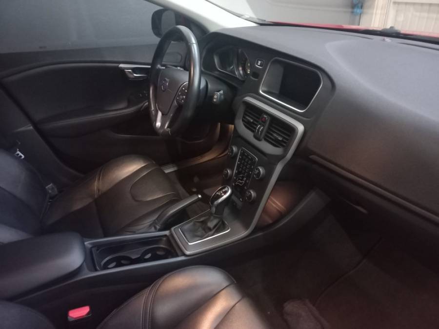 VOLVO - V40 - 2015/2015 - Vermelha - R$ 75.000,00