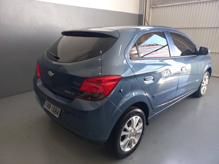 CHEVROLET - ONIX - 2013/2014 - Azul - R$ 49.000,00