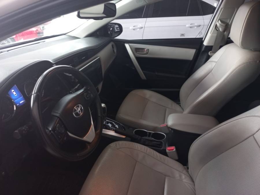 TOYOTA - COROLLA - 2017/2018 - Branca - R$ 99.900,00